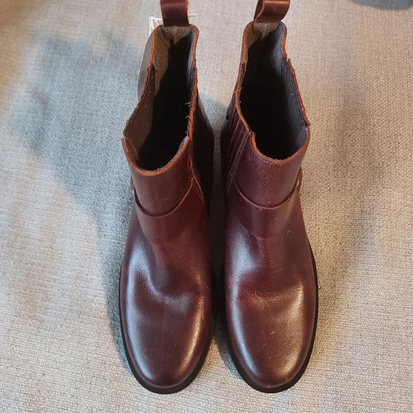 Cruza Deep Brown Ankle Boots with Elastic Panels and Low Stacked Heel Sz 39/8.5